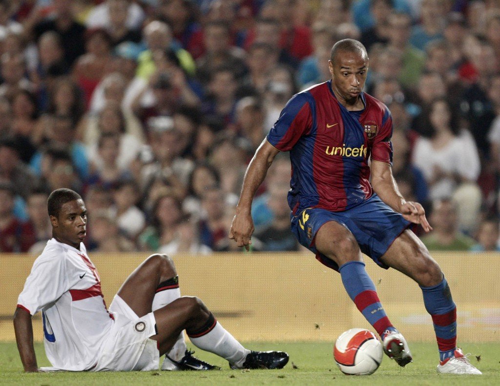 BARCELONA, SPAIN - AUGUST 29: Thierry Henry (R) of Barcelona controls the ball next to Pele of Inter Milan during the Gamper Trophy match between Barcelona and Inter Milan at the Nou Camp Stadium on August 29, 2007 in Barcelona, Spain. (Photo by Jasper Juinen/Getty Images) *** Local Caption *** Thierry Henry;Pele